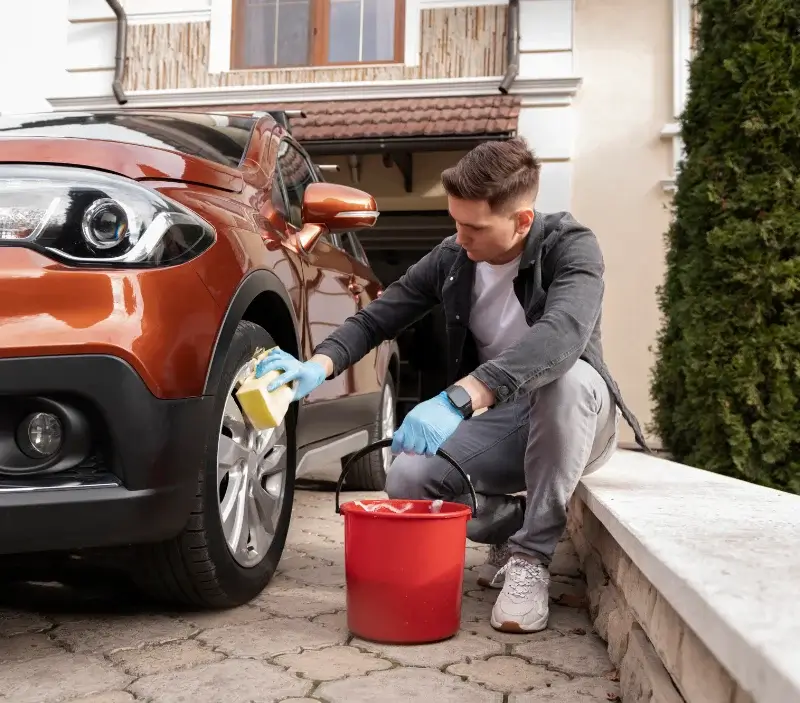Lavage auto à domicile Couvains : professionnel intervenant sur un véhicule